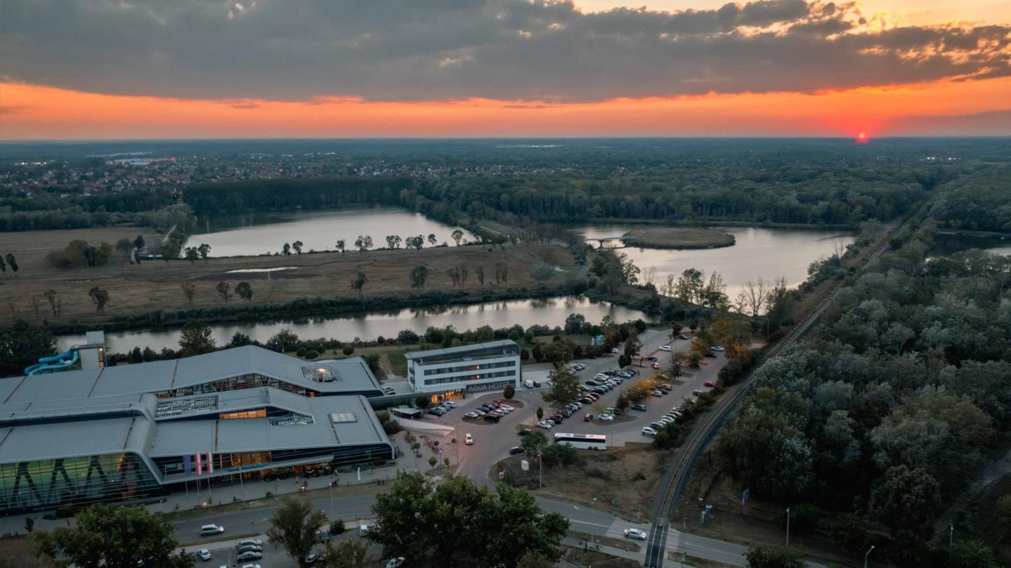 Aqua Hotel Kecskemét Esterno foto